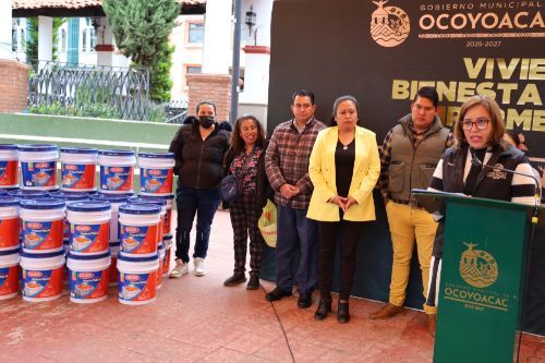 Impermeabilizante a familias ocoyoaquenses entrega gobierno de Ocoyoacac